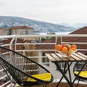 Apartment Memories, Sarande